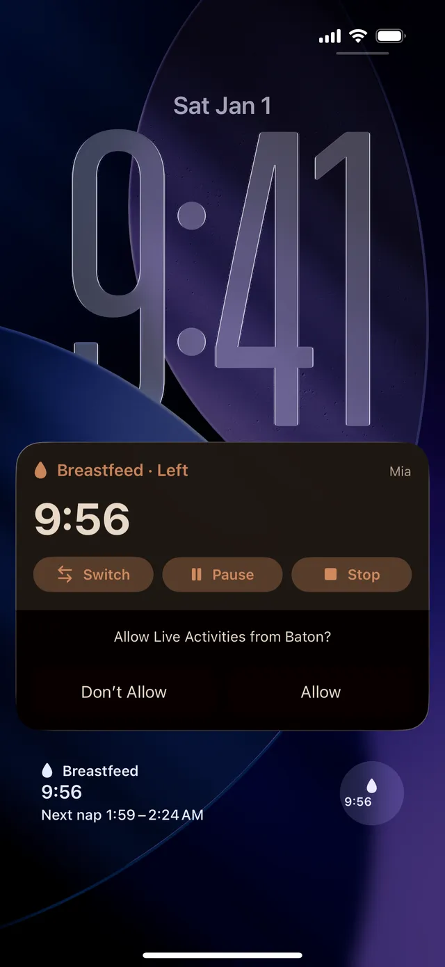 Màn hình khoá iPhone với Live Activity của Baton: “Breastfeed · Left” (bú mẹ bên trái) cho bé Mia, đồng hồ 9:56 cùng các nút Đổi bên, Tạm dừng, Dừng, phía trên lời hỏi của hệ thống “Allow Live Activities from Baton?”. Bên dưới, widget Màn hình khoá hiện Bú mẹ 9:56 và khung giờ ngủ tiếp theo 1:59–2:24 sáng.